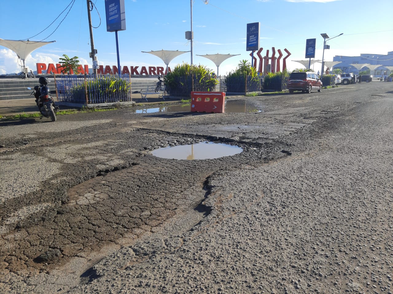 Kerusakan Jalan di Pantai Mamuju Makin Parah, Aktivitas Masyarakat Terganggu